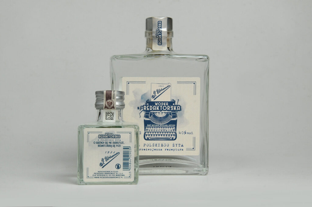 Dwie kwadratowe butelki. Mała i duża z wódką żytnią Redaktorską na białym tle.