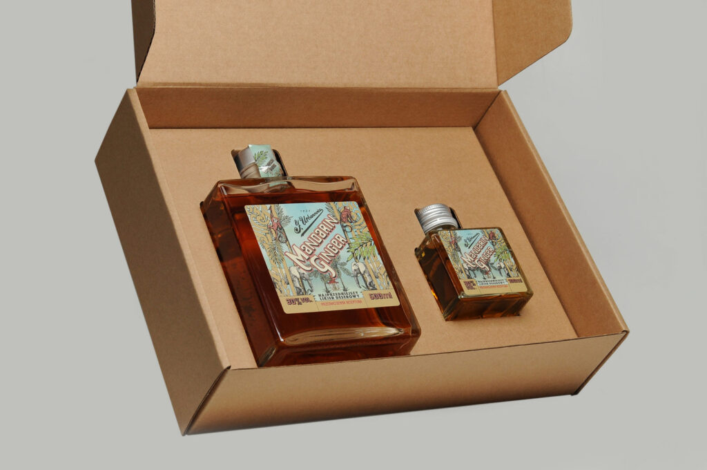 Zestaw prezentowy J. Urbanowicz Orientalny – Likier Mandarin Ginger 0,5 L i 0,1 L w eleganckim kartoniku. Rzemieślniczy, cytrusowo-imbirowy duet inspirowany XIX-wieczną recepturą.
