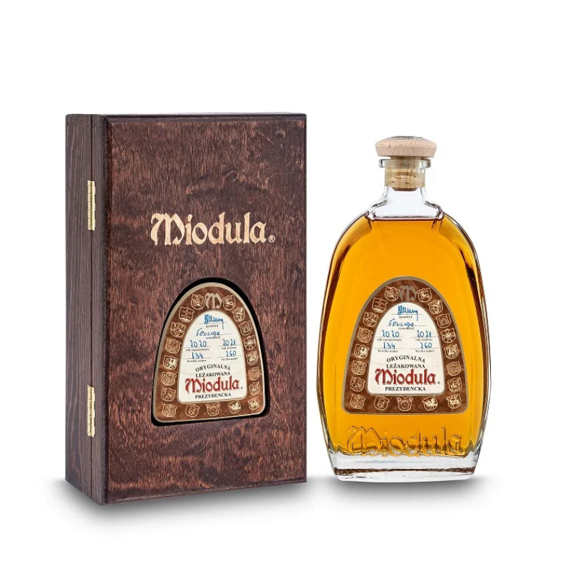 Miodula Prezydencka 0,5 L w drewnianej skrzynce – staropolski likier miodowy leżakowany w dębie.