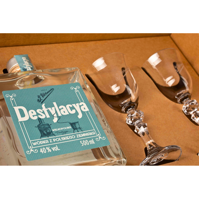 Zestaw prezentowy J. Urbanowicz – Wódka Ziemniaczana Destylacya 0,5 L i dwa kieliszki firmowe w eleganckim boxie. Polska wódka premium inspirowana 1928 rokiem.