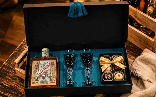 Luksusowy zestaw prezentowy z mandarynkowym ginem, kieliszkami i ręcznie robionymi pralinami