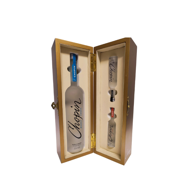 Chopin Złoty Zestaw – wódki Chopin w eleganckiej złotej skrzynce: Wheat 0,7 L, Potato 0,05 L, Rye 0,05 L.