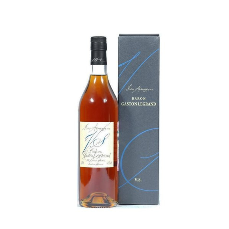 Baron Gaston Legrand VS 40% 0,7 L – francuski Armagnac z Gaskonii. Dojrzewany w beczkach z dębu, aromaty rodzynek, wanilii i owoców. Miękki i elegancki.