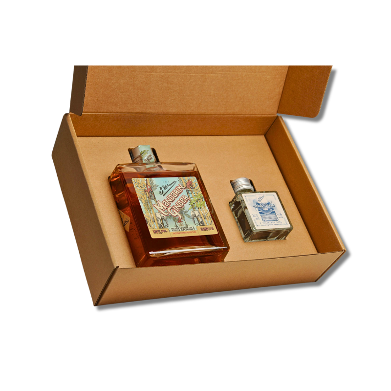 Zestaw prezentowy J. Urbanowicz – Likier Mandarin Ginger 0,5 L i Wódka Redaktorska 0,1 L w eleganckim kartoniku prezentowym. Idealny duet smaków: cytrusowy likier i klasyczna wódka żytnia.