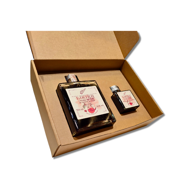 Zestaw prezentowy J. Urbanowicz – Likier Polska Wiśnia na Orzechu Włoskim 0,5 L i 0,1 L w eleganckim kartoniku. Rzemieślniczy polski likier nagrodzony złotym medalem WSC 2023.