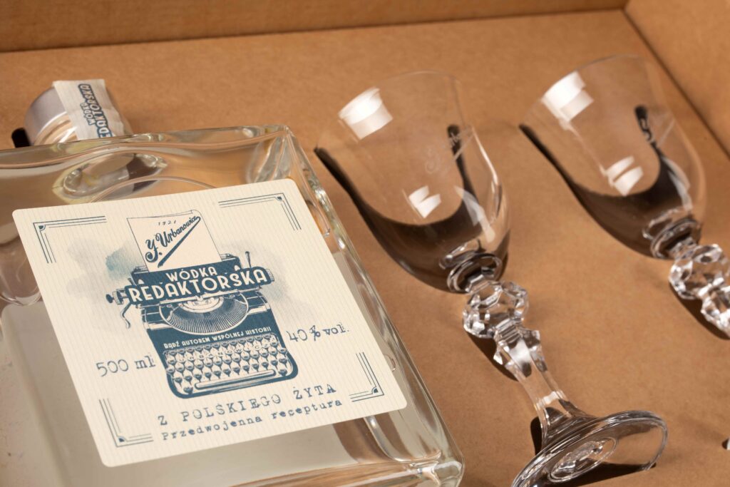 Zestaw prezentowy J. Urbanowicz – Wódka Żytnia Redaktorska 0,5 L i dwa firmowe kieliszki w eleganckim boxie. Polska wódka klasy premium, nagrodzona złotym medalem WSC 2022.