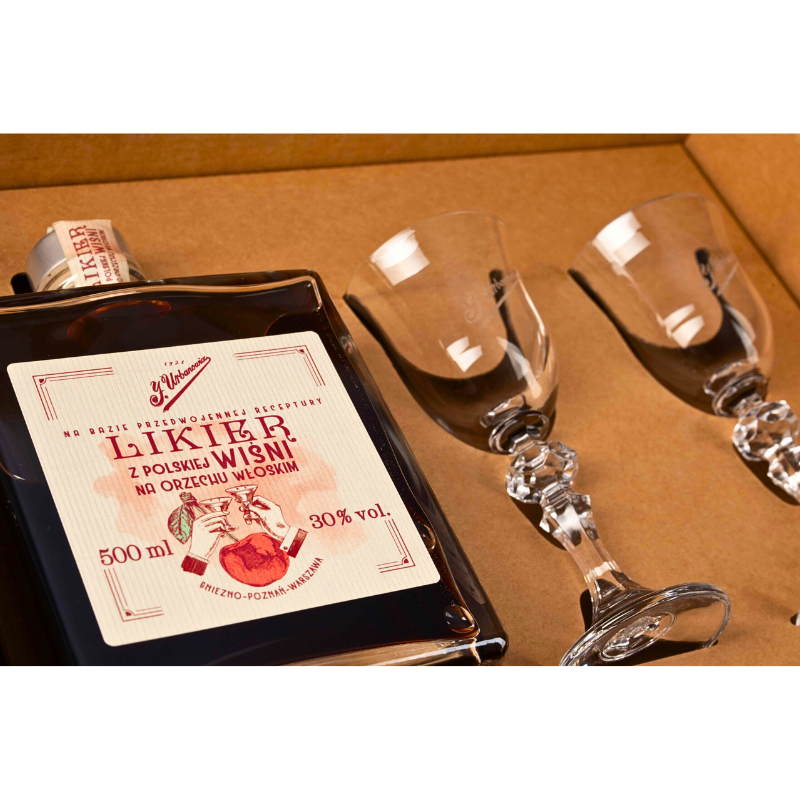 Zestaw prezentowy J. Urbanowicz – Likier z Polskiej Wiśni na Orzechu Włoskim 0,5 L i dwa firmowe kieliszki w eleganckim boxie. Rzemieślniczy, nagradzany likier premium.