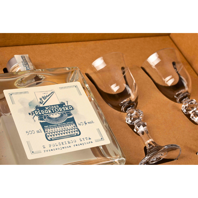 Zestaw prezentowy J. Urbanowicz – Wódka Żytnia Redaktorska 0,5 L i dwa firmowe kieliszki w eleganckim boxie. Polska wódka klasy premium, nagrodzona złotym medalem WSC 2022.